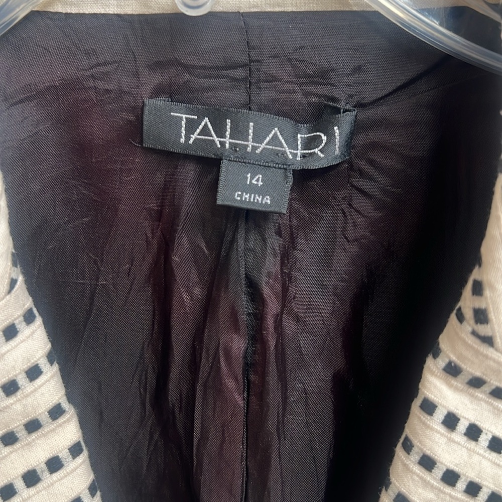 Tahari Black and White Blazer with Notched Collar. L “20.5
W “19.5”
Sleeves 19.5 - Picture 6 of 8